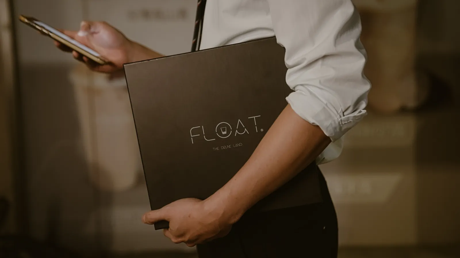 手拿 FLOAT 品牌禮盒
