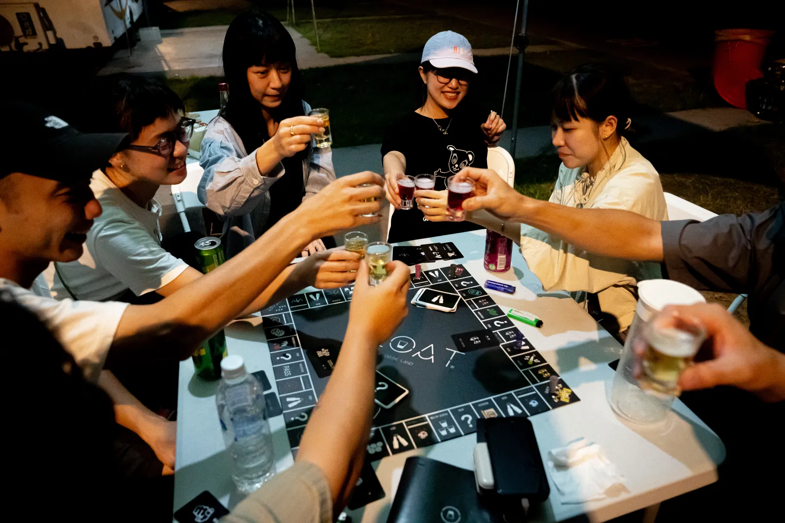 夜晚桌遊乾杯